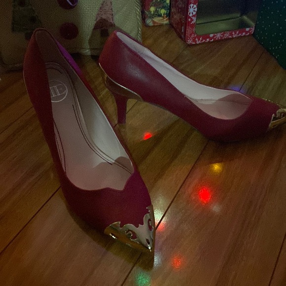 New Red dress shoe gold design at toe and heel.European size 39 fit like 8.5 US - Picture 1 of 6